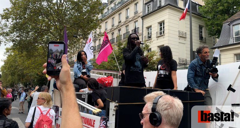 Police : À Paris, des milliers de personnes manifestent contre la loi permis de tuer.